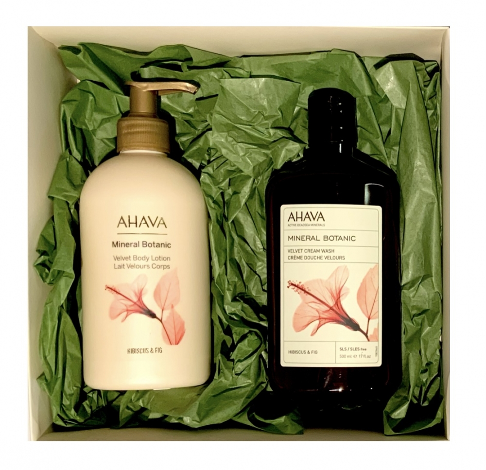 Fløyelsmyk bodyserie med næringsrike dødehavsmineraler, Shea Butter og Aloe Vera med en sval og delikat duft fra Hibiskus. Mineralene har en unik egenskap: De renser huden samtidig som fuktighet og næring tilføres. Godkjent for sensitiv hud. 500ml + 500ml