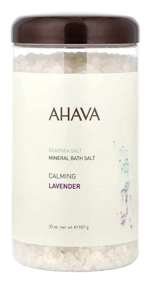 Dead Sea badesalt med Lavender som gir mykere og sunnere hud og demper eksem og psoriasis. I tillegg er saltet muskelavspennende og har antiflammatoriske egenskaper. Lavender er velkjent for å virke beroligende etter stress og urolige dager.
