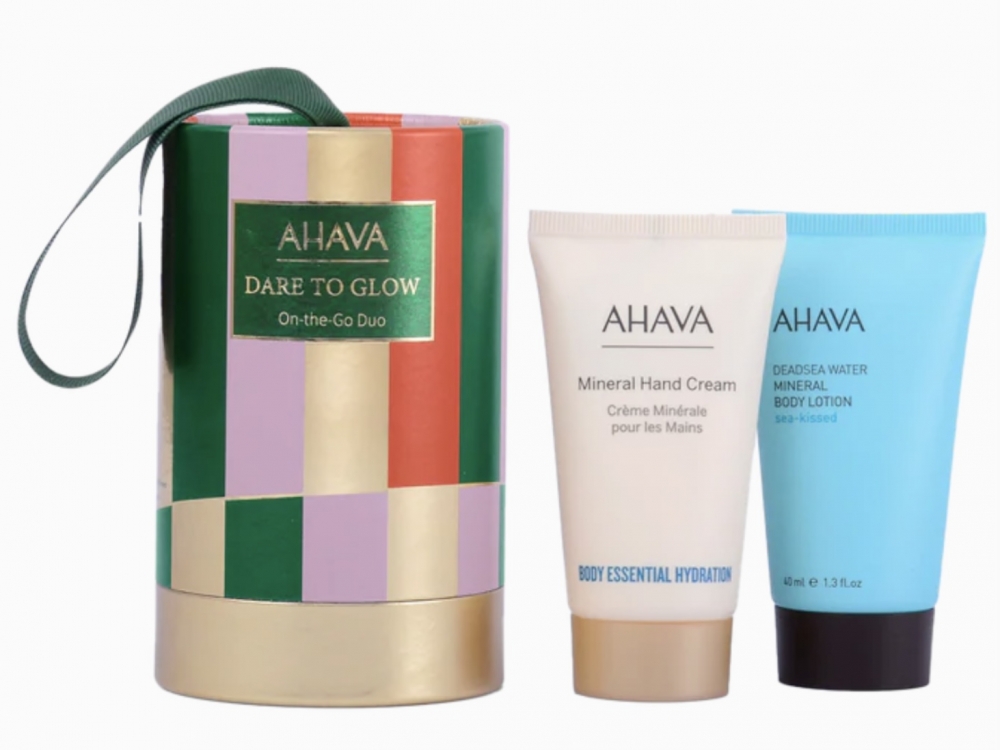 Et fint gavesett med travelsize Sea Kissed Hand Cream 40ml og travelsize Mineral Body Lotion 40ml i en flott gaveeske. To bestselgende kremer fra AHAVA med hudpleiende dødehavsmineraler, glyserin, Aloe Vera og Trollhassel. Parabenfri, alkoholfri og vegan.